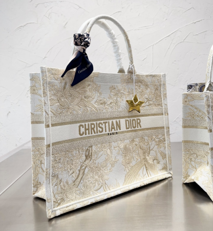 【新作】DIOR BOOK TOTE ミディアムバッグ