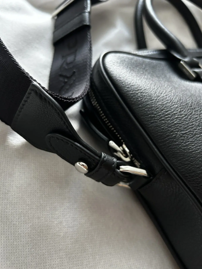 PRADA プラダロゴ レザー ブリーフケース ビジネスバッグ 2VE368