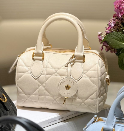 フェミニンな存在♡【DIOR】Groove 20ミニバッグ