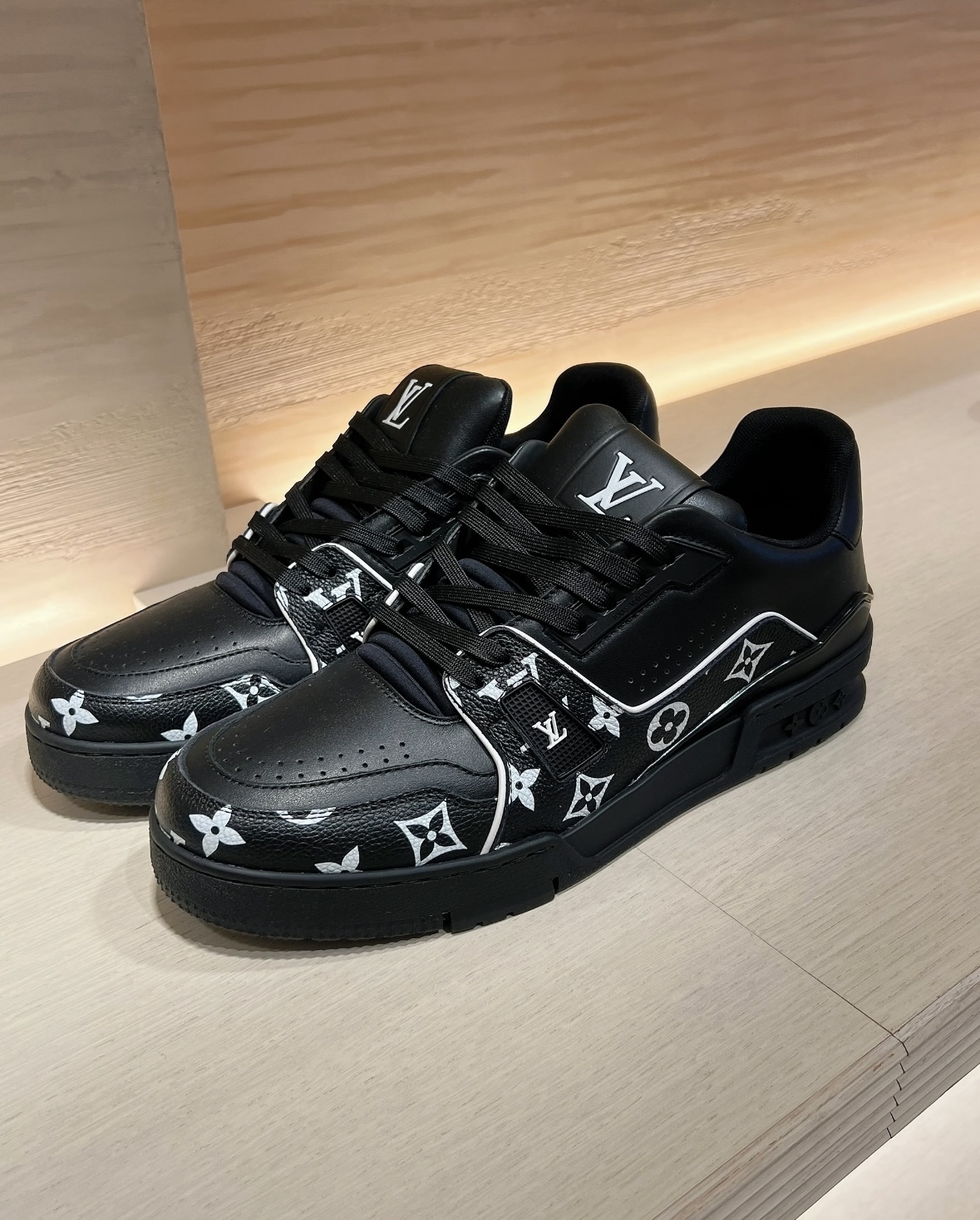 新作メンズ*LV*Trainer スニーカー モノクロモノグラム レザー