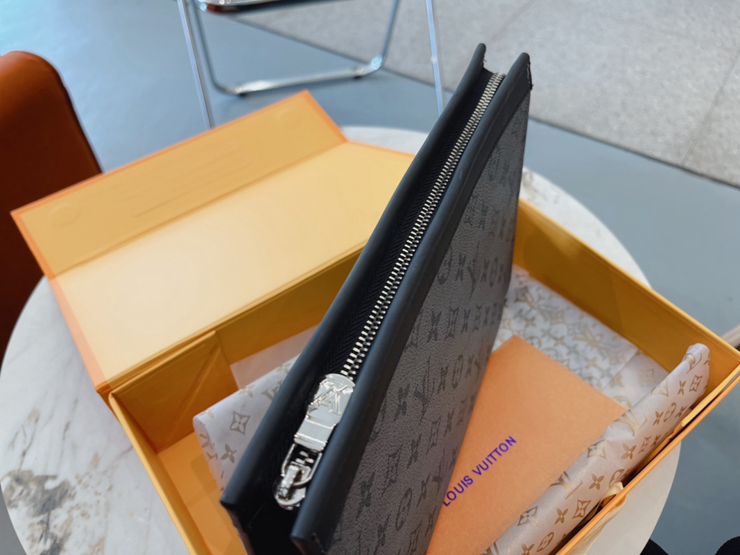 Louis Vuitton ☆ ルイヴィトン メンズポーチ、クラッチ、セカンドバッグ