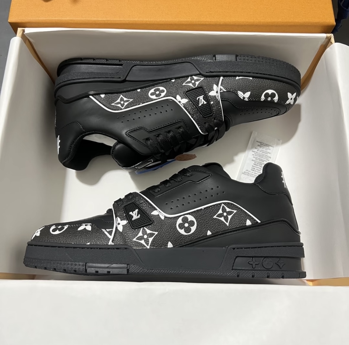 新作メンズ*LV*Trainer スニーカー モノクロモノグラム レザー
