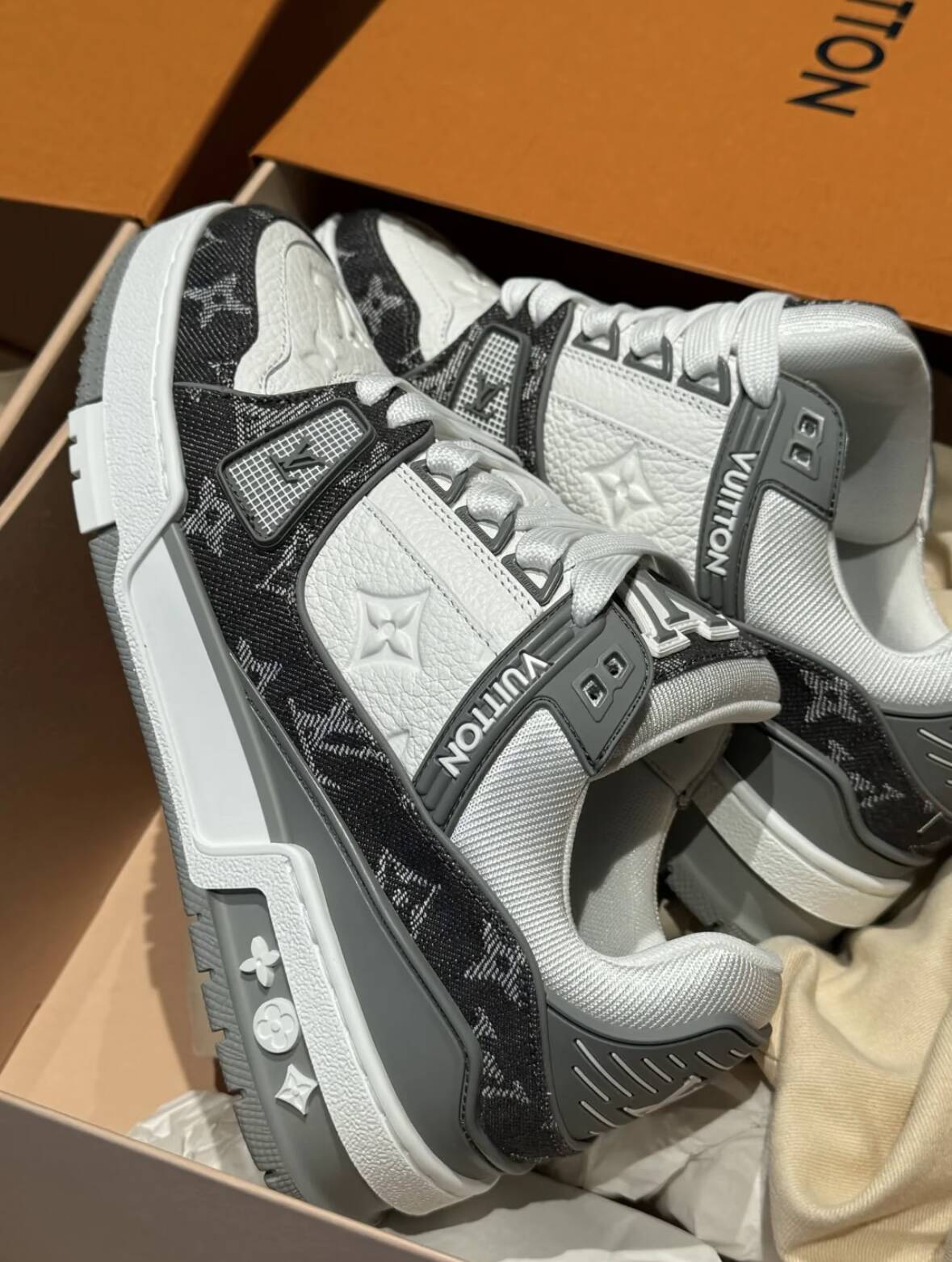 ◆人気を誇る1足【 LV 】LV トレイナー・ライン スニーカー 3色