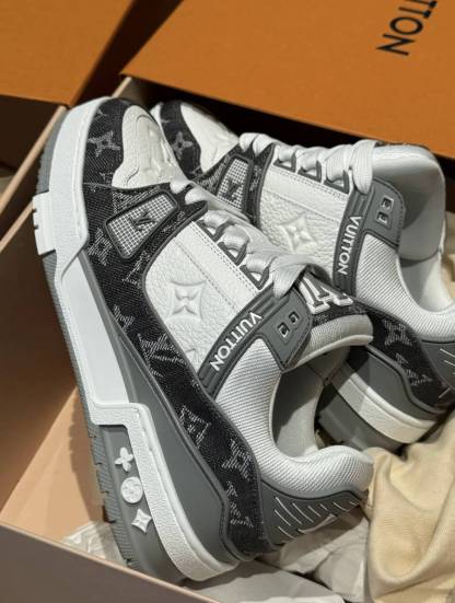 ◆人気を誇る1足【 LV 】LV トレイナー・ライン スニーカー 3色