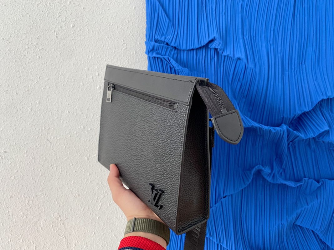 Louis Vuitton メッセンジャー・ヴォワヤージュ 黒