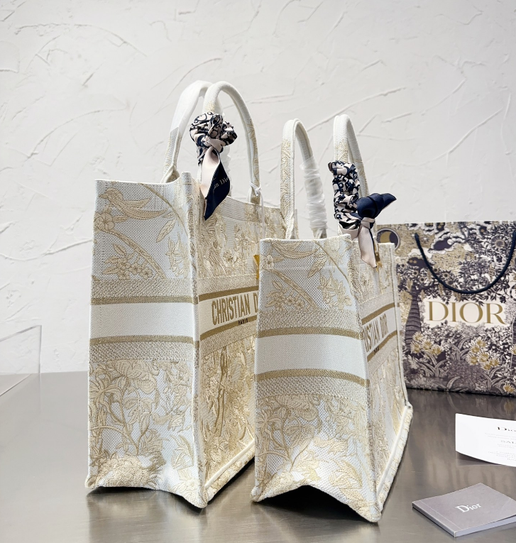【新作】DIOR BOOK TOTE ミディアムバッグ