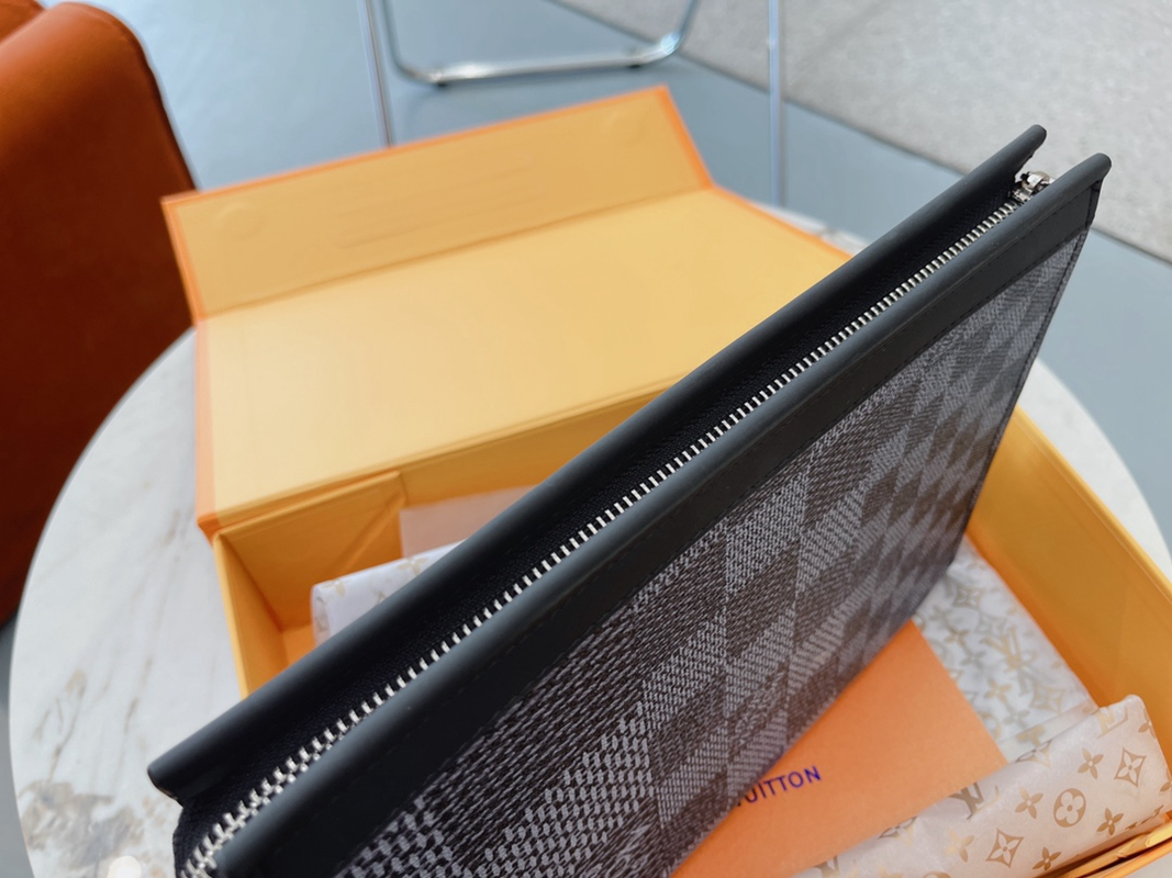 Louis Vuitton ☆ ルイヴィトン メンズポーチ、クラッチ、セカンドバッグ