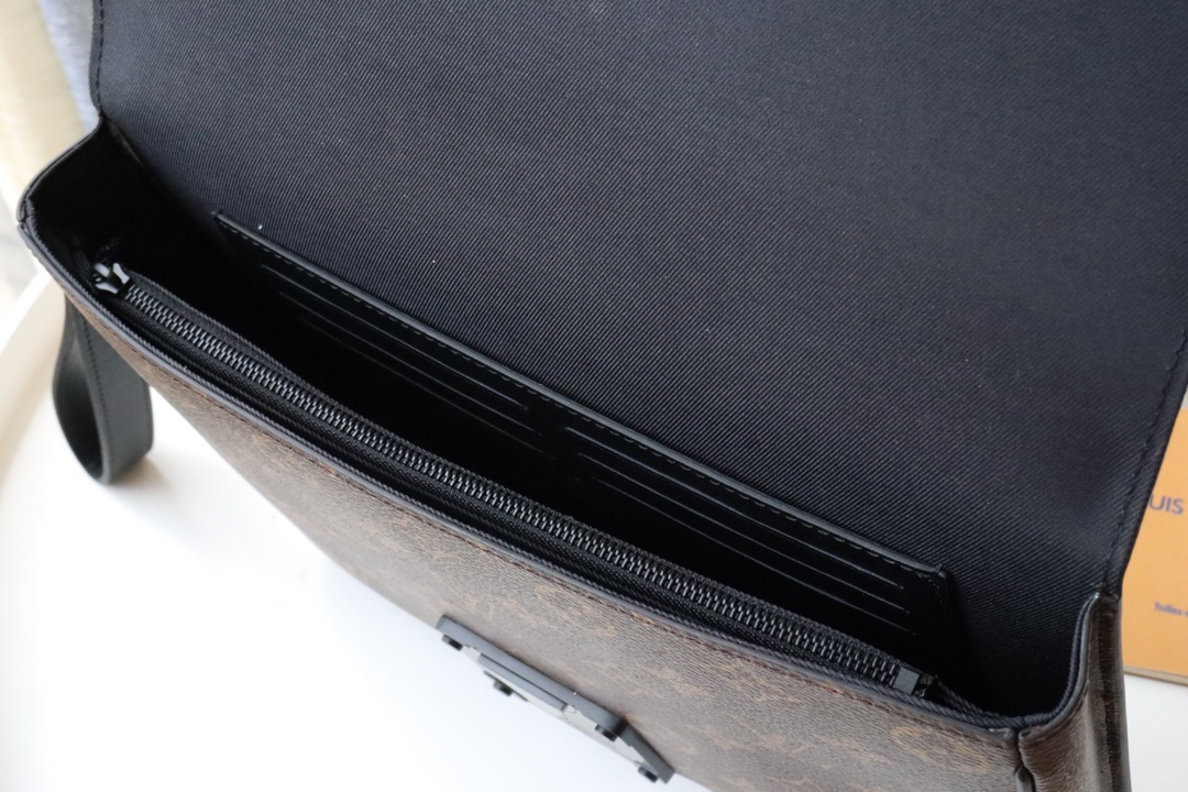 Louis Vuitton ポシェット・A4 Sロック モノグラム