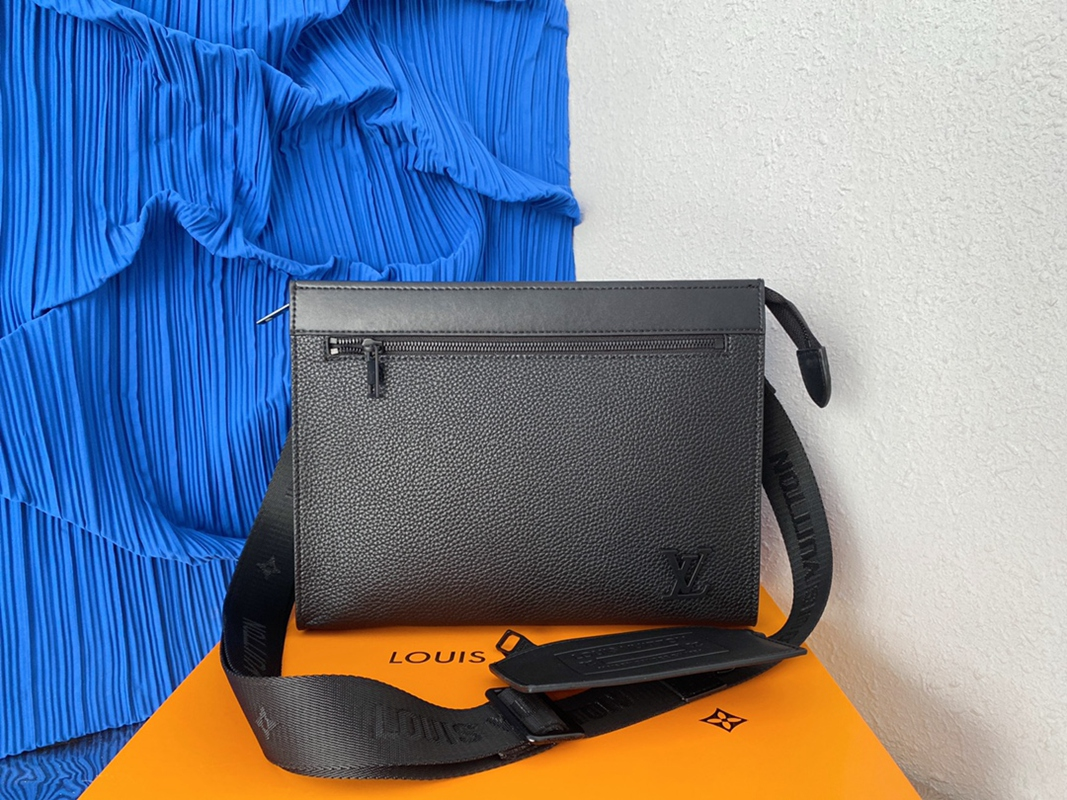 Louis Vuitton メッセンジャー・ヴォワヤージュ 黒