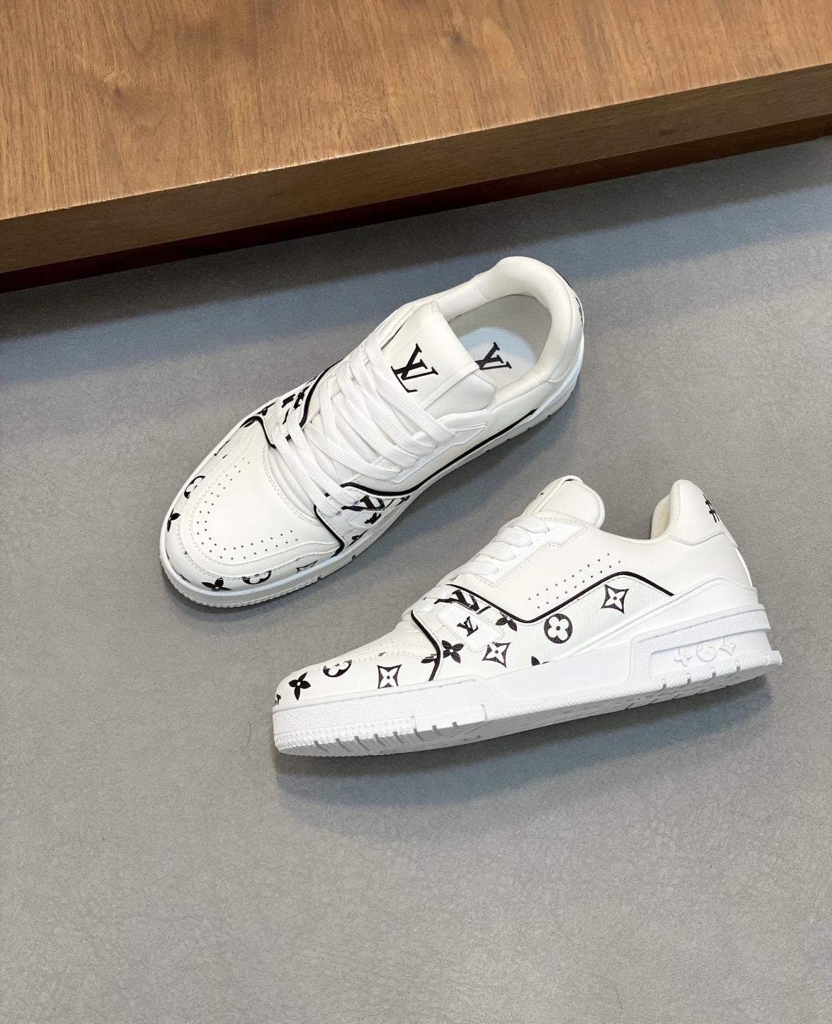 新作メンズ*LV*Trainer スニーカー モノクロモノグラム レザー