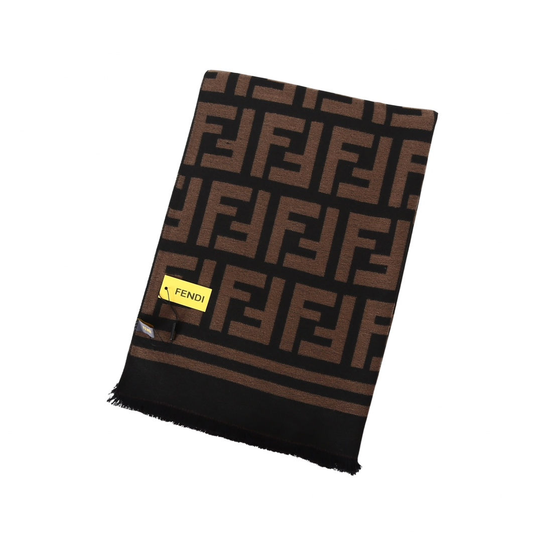 FENDI フェンディのギフトセット。ブラウンのFFパターン、ベッドリネンデザイン、ラムスキン製のダストバッグが特徴です。