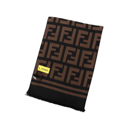 FENDI フェンディのギフトセット。ブラウンのFFパターン、ベッドリネンデザイン、ラムスキン製のダストバッグが特徴です。