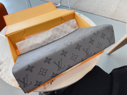 Louis Vuitton ☆ ルイヴィトン メンズポーチ、クラッチ、セカンドバッグ