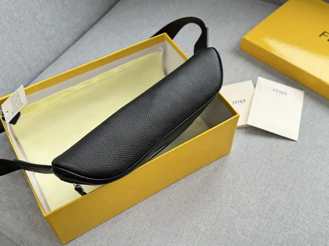 国内発送【FENDI】プラダ ボディバッグ