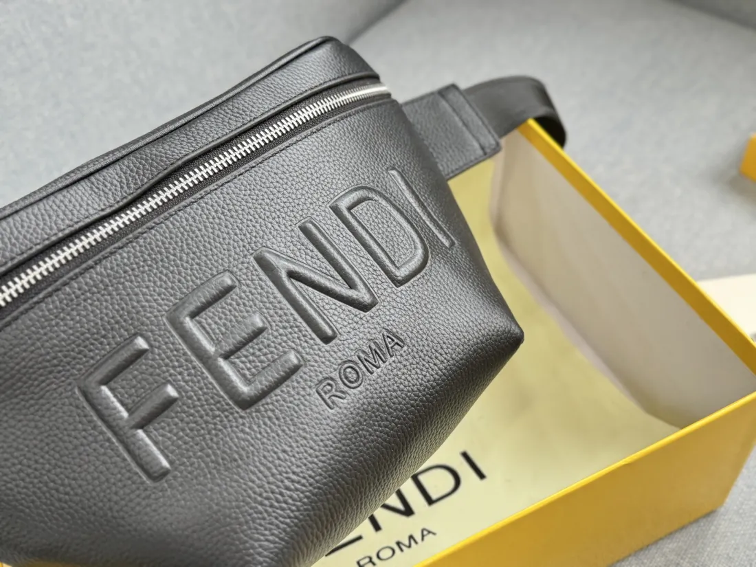 国内発送【FENDI】プラダ ボディバッグ