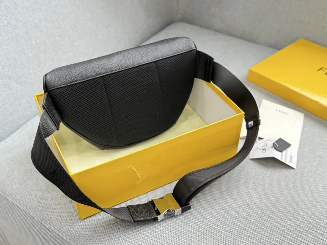 国内発送【FENDI】プラダ ボディバッグ