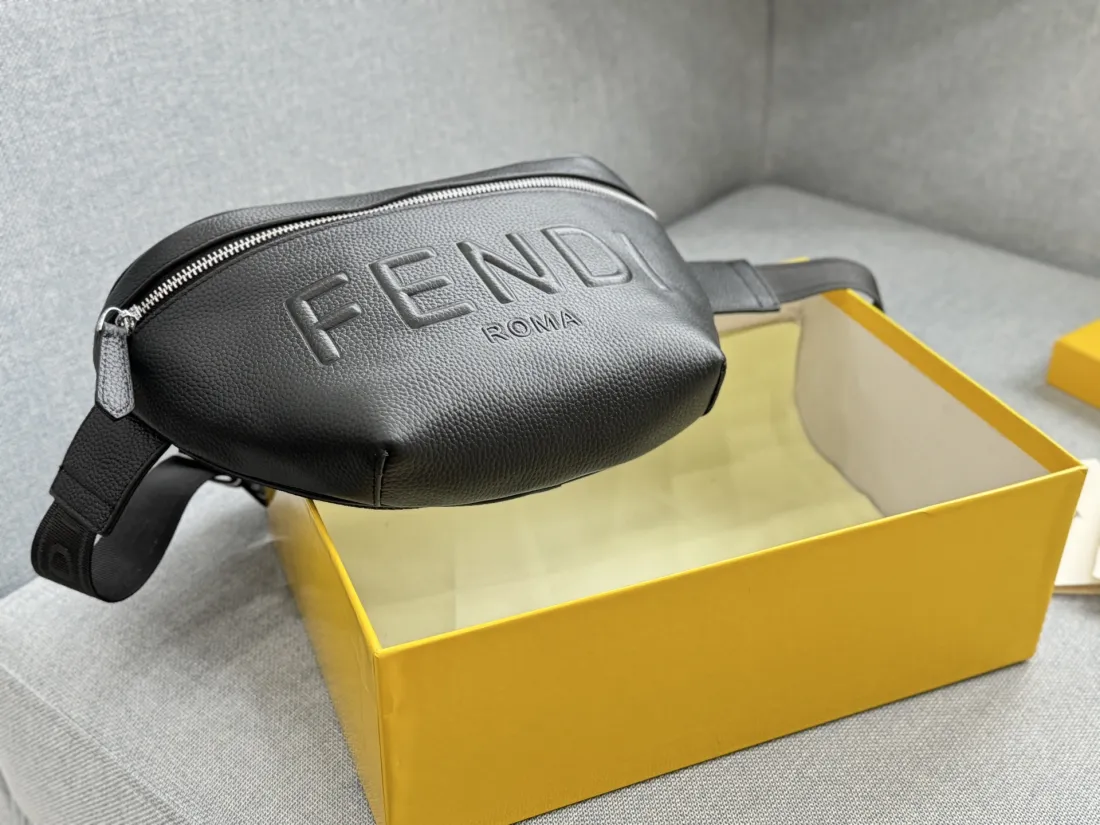 国内発送【FENDI】プラダ ボディバッグ
