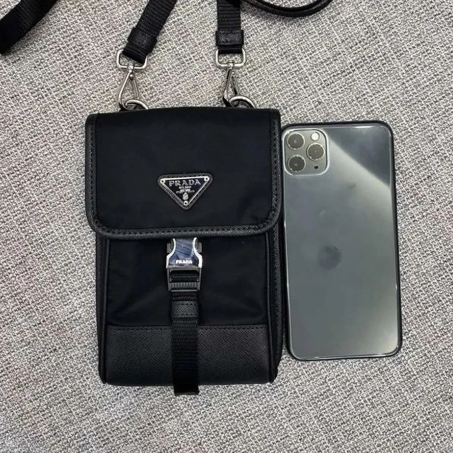 ☆PRADA leather smartphone case☆ショルダーバッグ