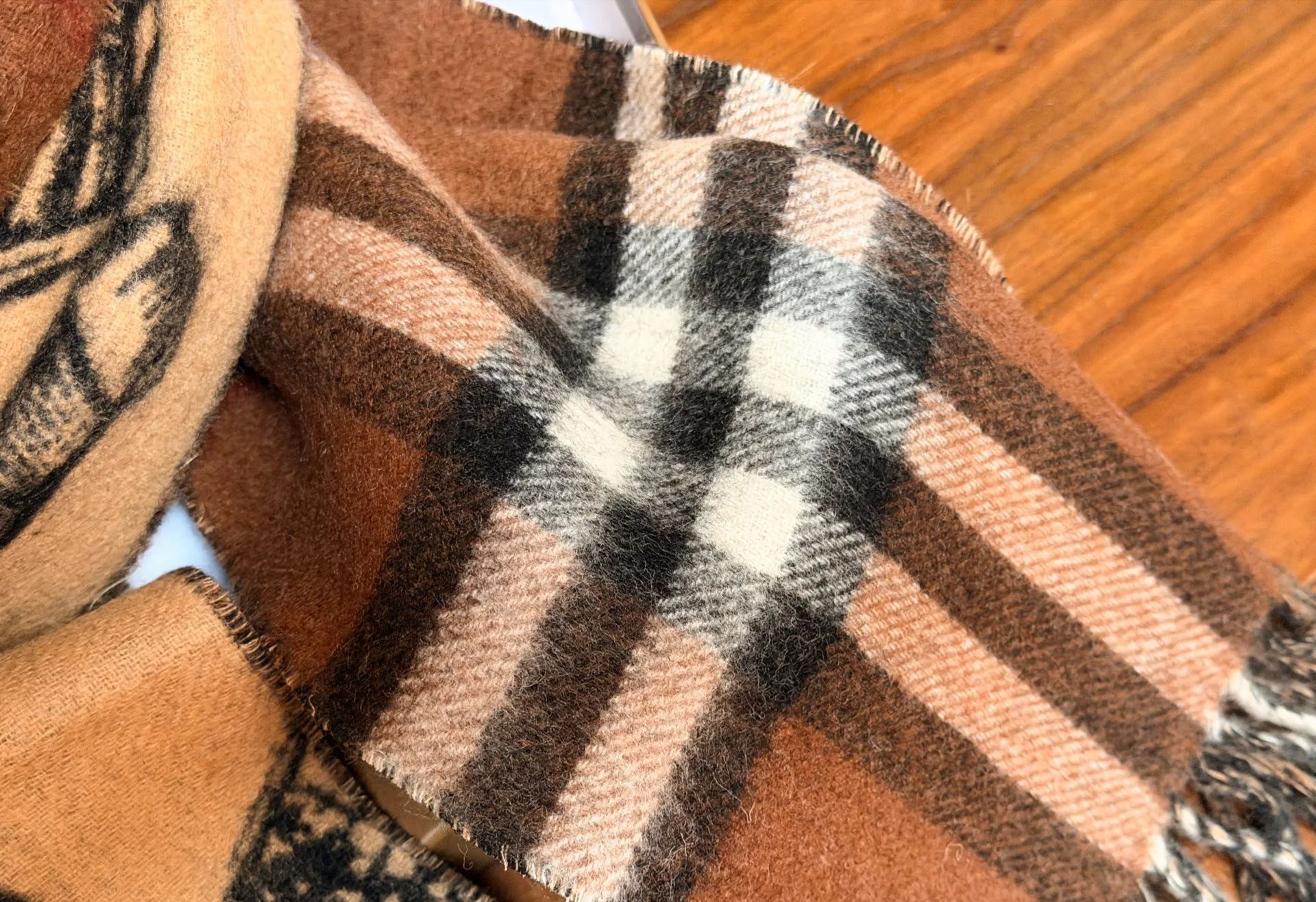 Burberry バーバリーの両面カシミヤスカーフ！
