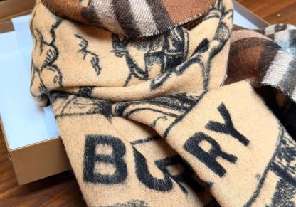 Burberry バーバリーの両面カシミヤスカーフ！