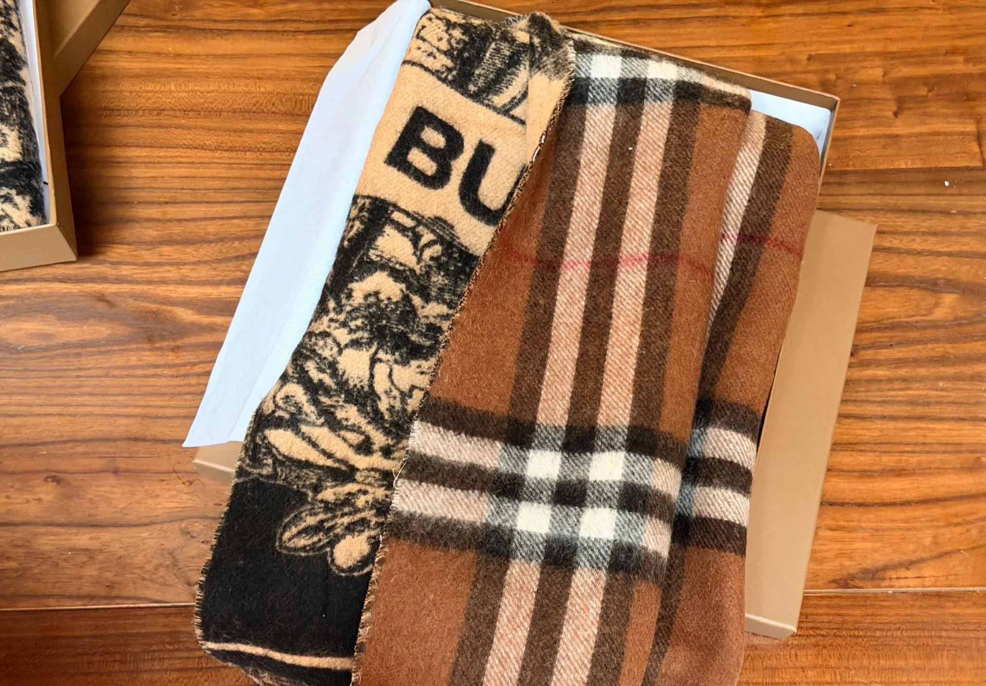 Burberry バーバリーの両面カシミヤスカーフ！