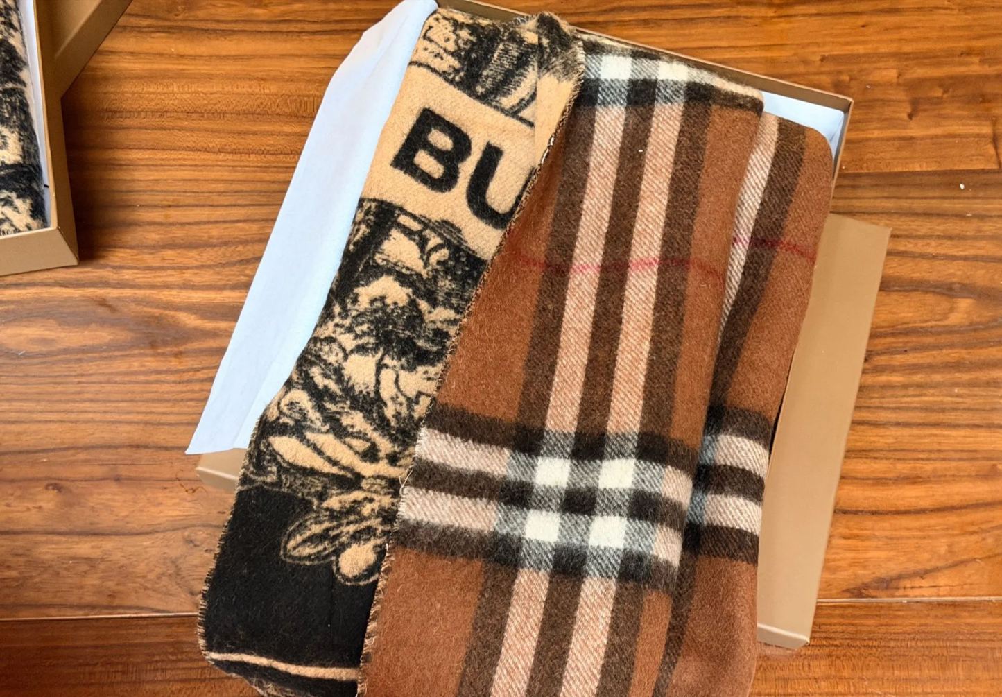 Burberry バーバリーの両面カシミヤスカーフ！