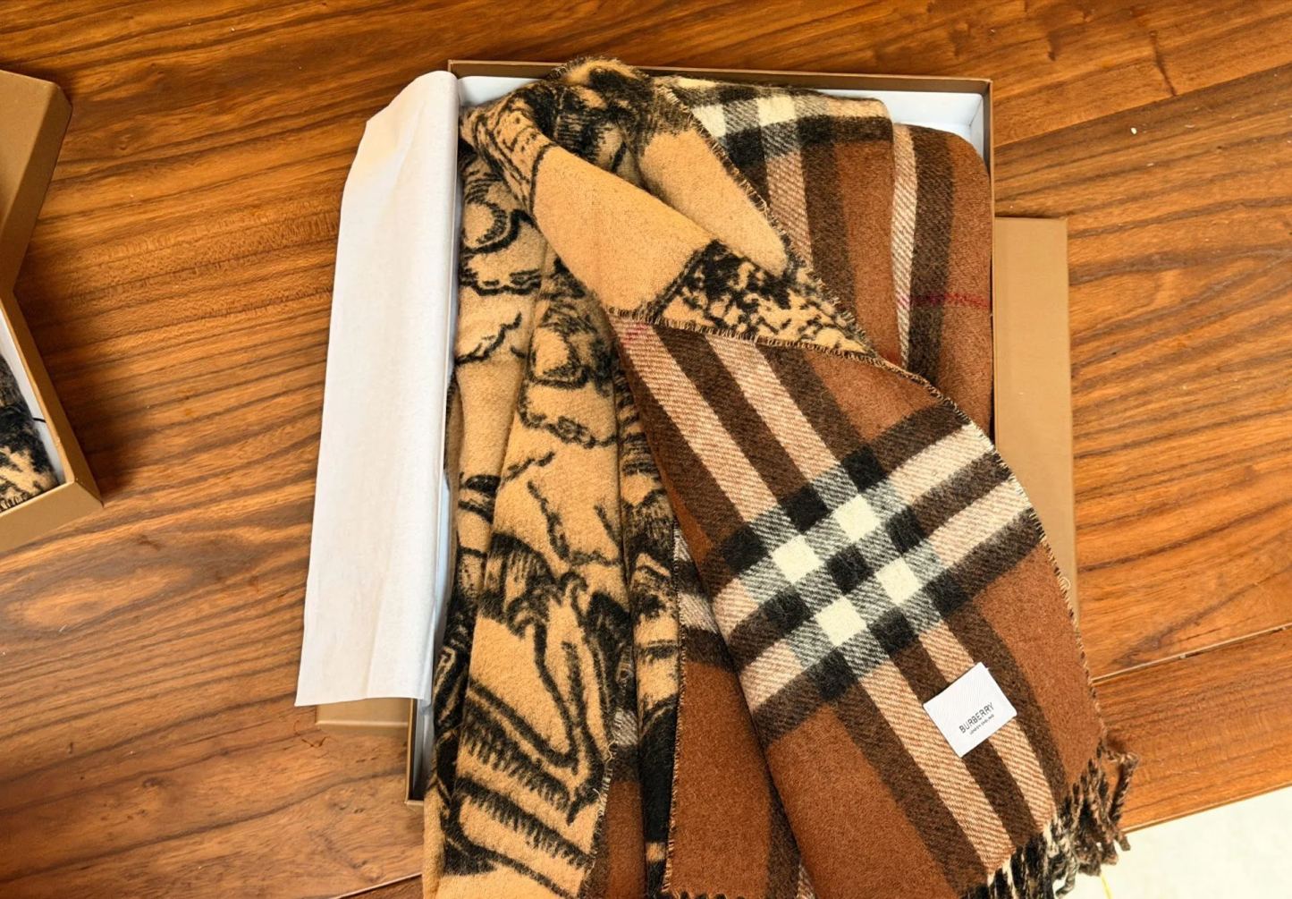 Burberry バーバリーの両面カシミヤスカーフ！