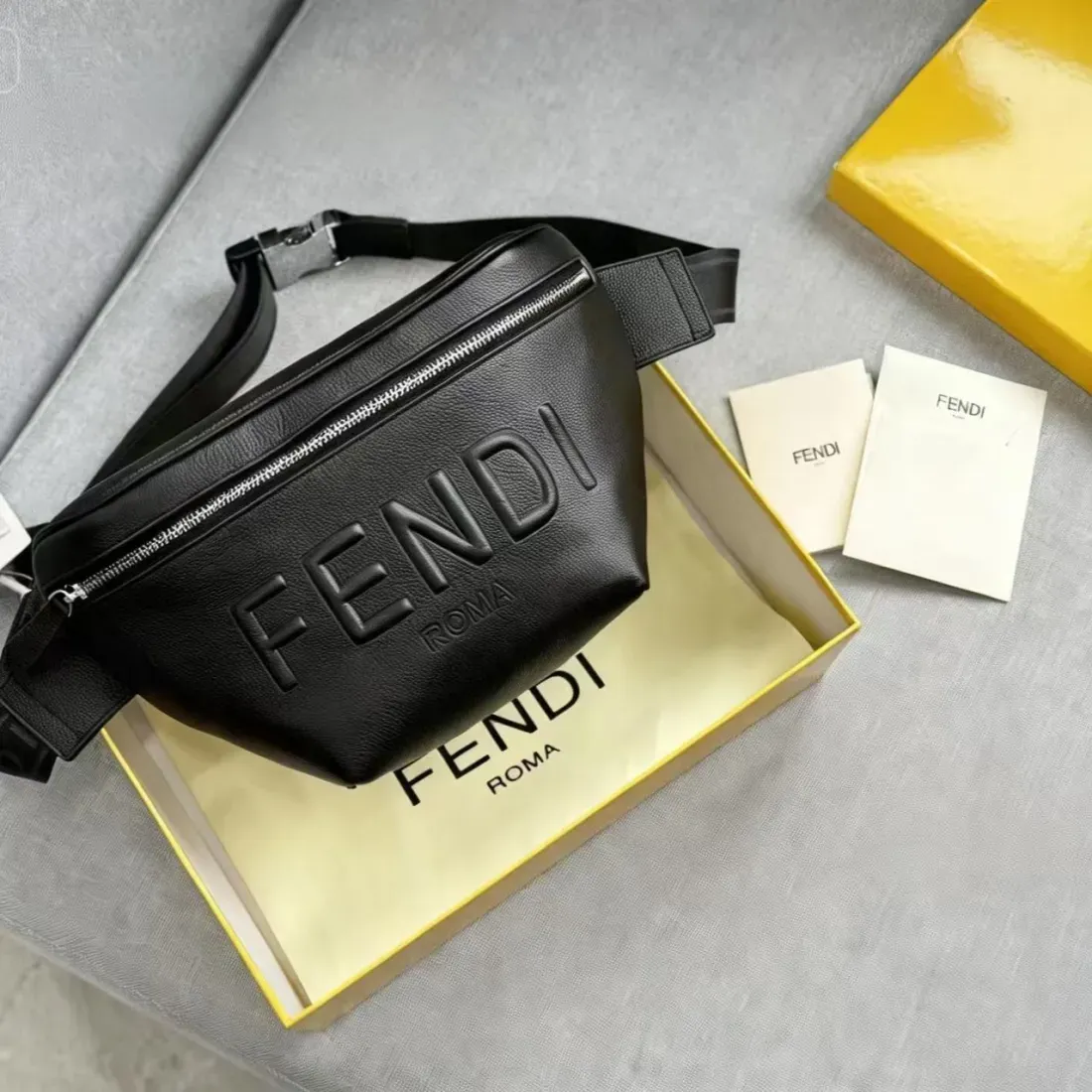 国内発送【FENDI】プラダ ボディバッグ