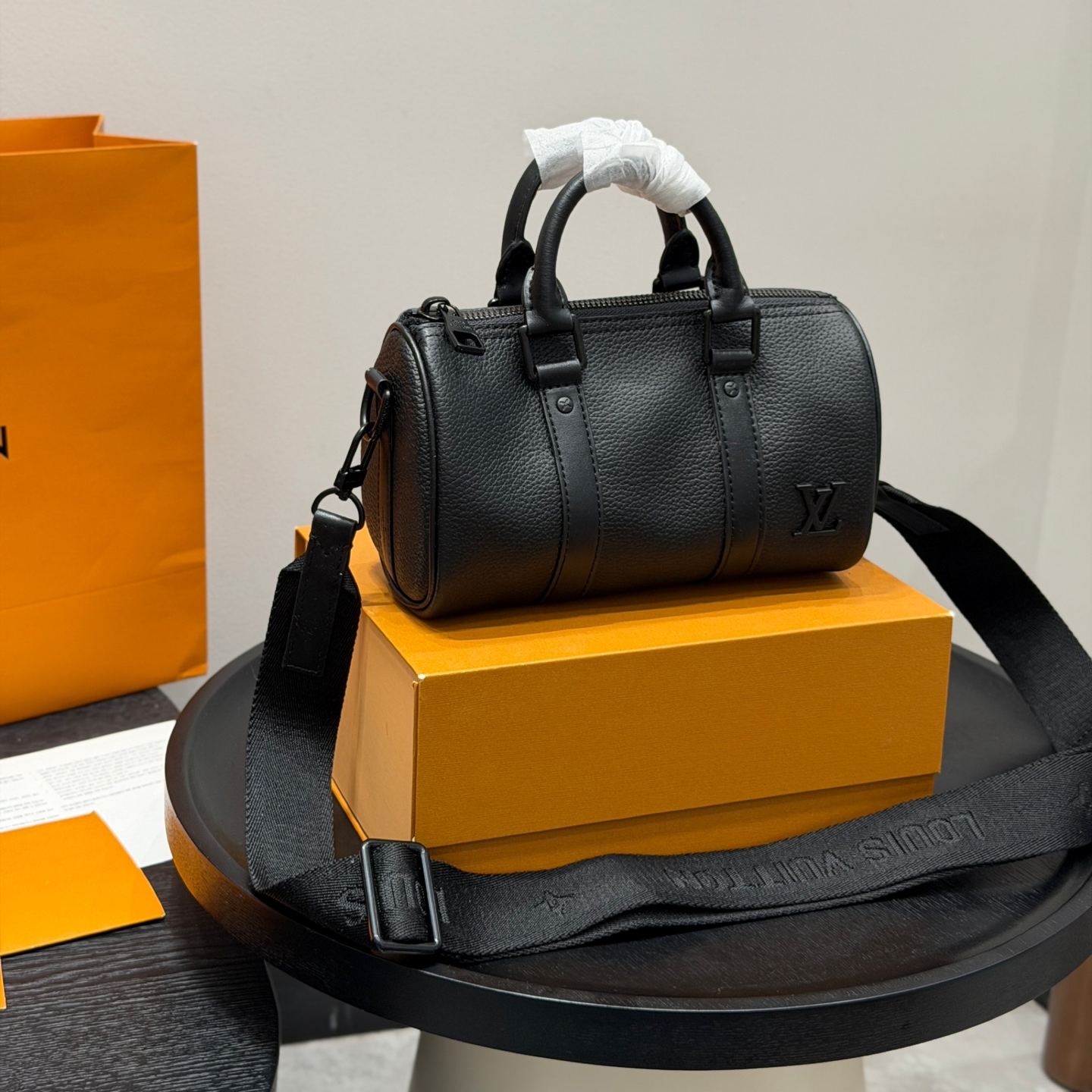 【 Louis Vuitton 】LV黒花Keepall25ピロー百搭で超クール、収納も◎。背負ってみれば、あなたが主役。
