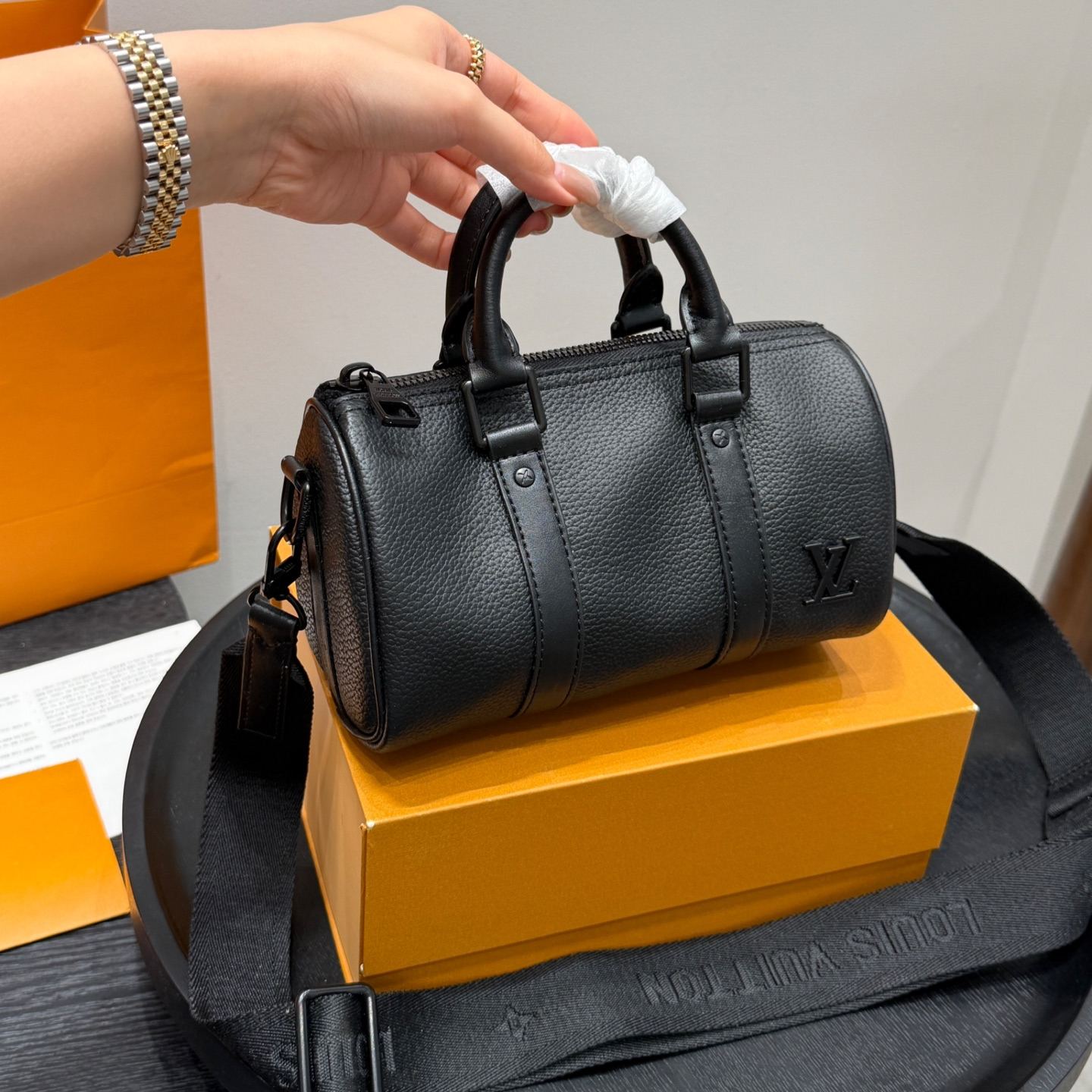 【 Louis Vuitton 】LV黒花Keepall25ピロー百搭で超クール、収納も◎。背負ってみれば、あなたが主役。