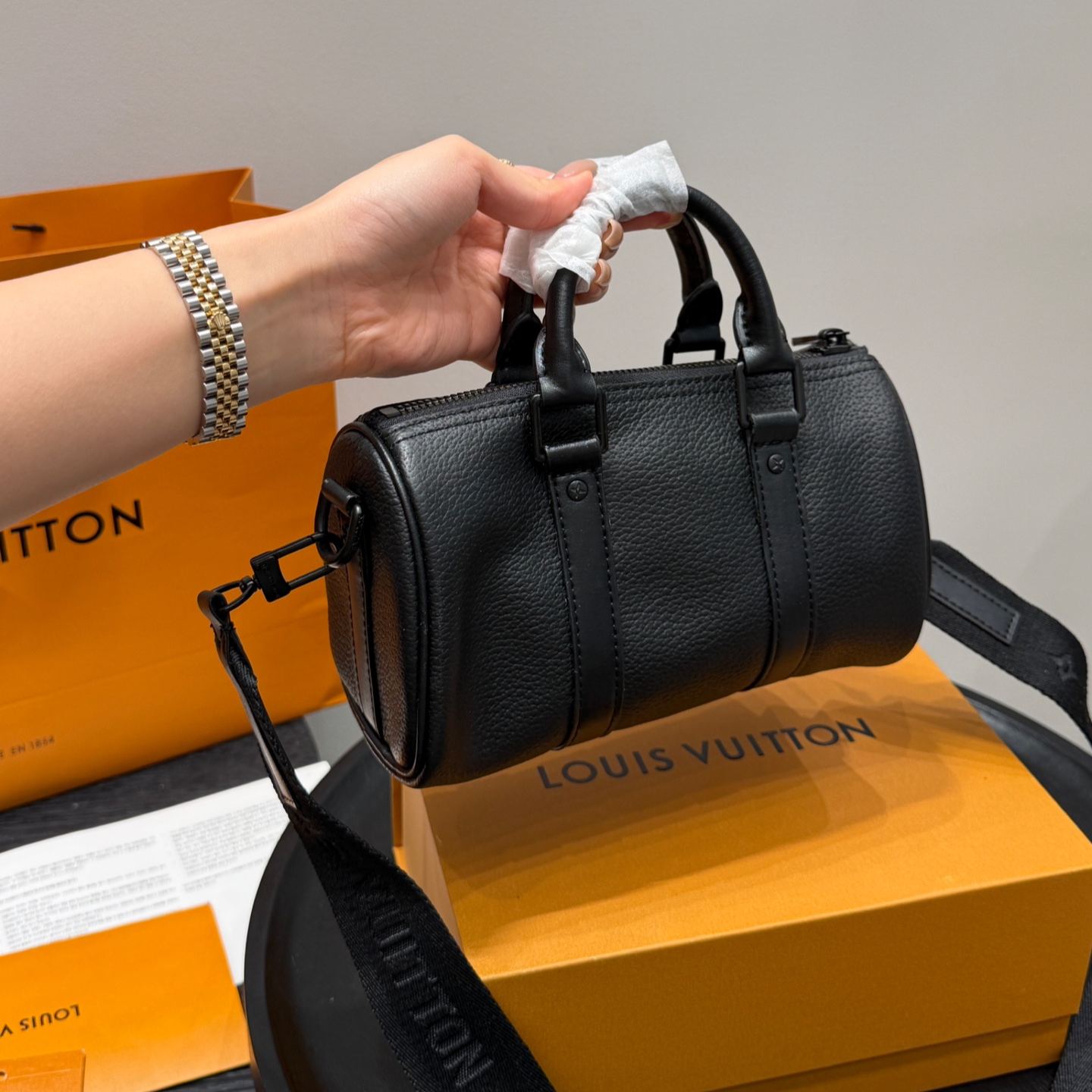 【 Louis Vuitton 】LV黒花Keepall25ピロー百搭で超クール、収納も◎。背負ってみれば、あなたが主役。