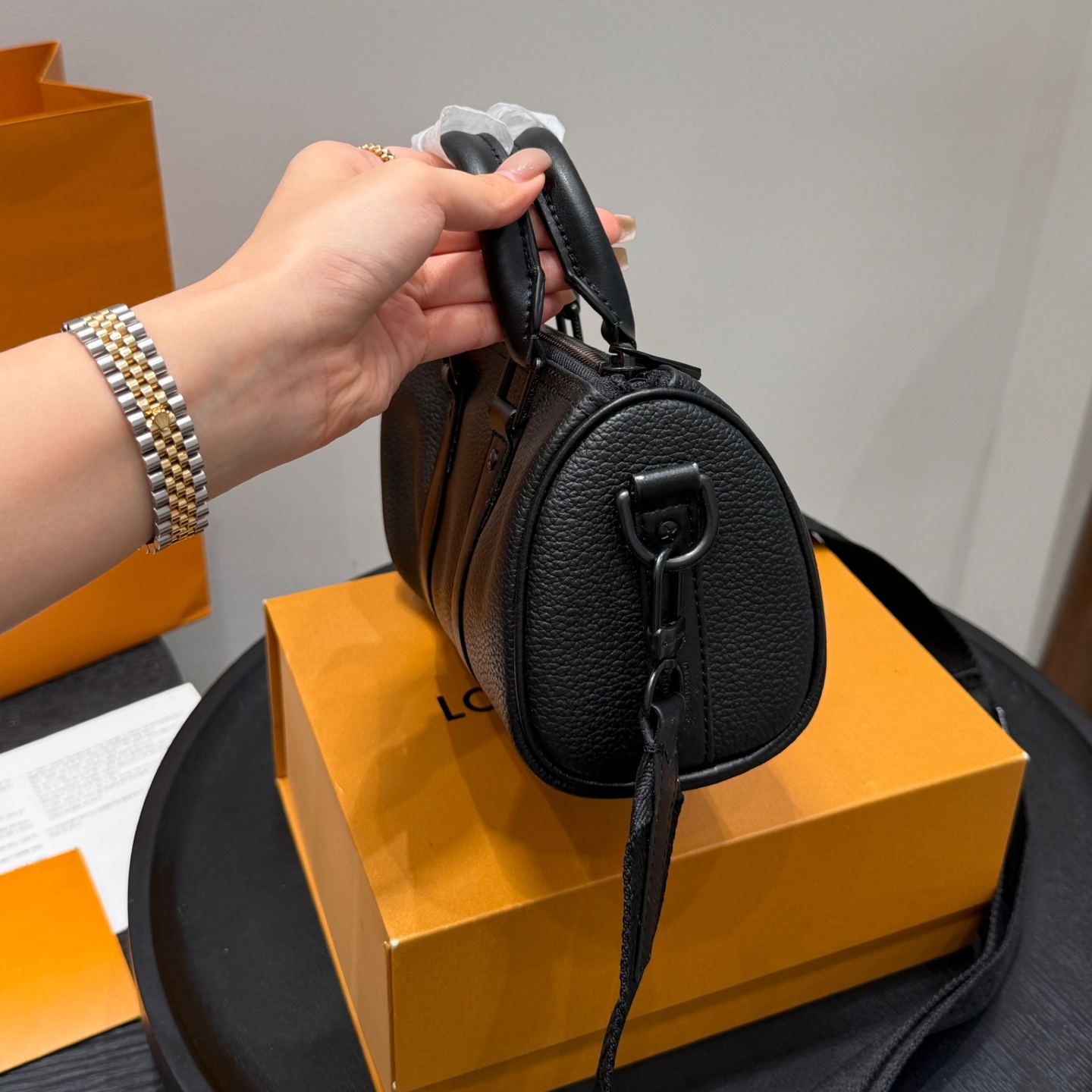 【 Louis Vuitton 】LV黒花Keepall25ピロー百搭で超クール、収納も◎。背負ってみれば、あなたが主役。