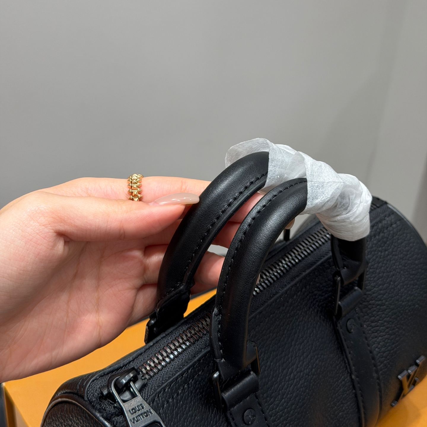 【 Louis Vuitton 】LV黒花Keepall25ピロー百搭で超クール、収納も◎。背負ってみれば、あなたが主役。