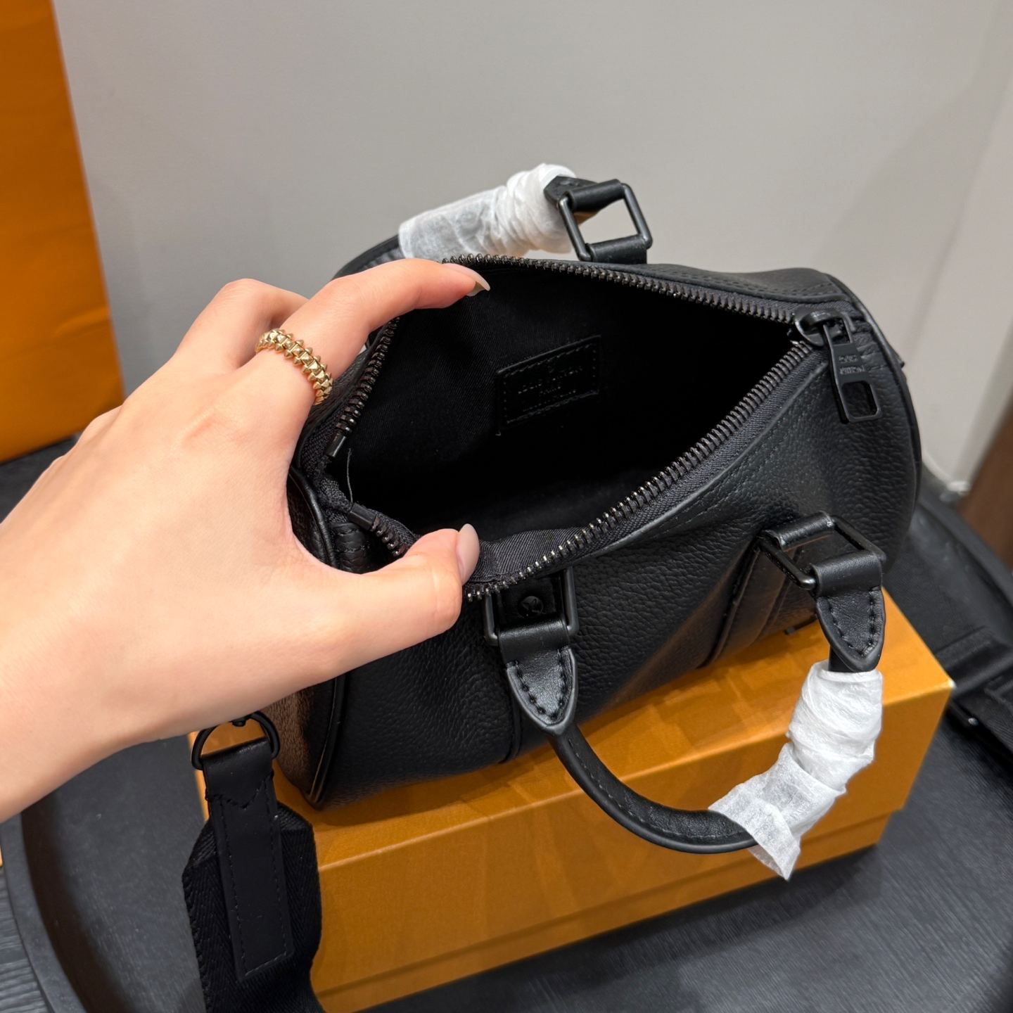 【 Louis Vuitton 】LV黒花Keepall25ピロー百搭で超クール、収納も◎。背負ってみれば、あなたが主役。
