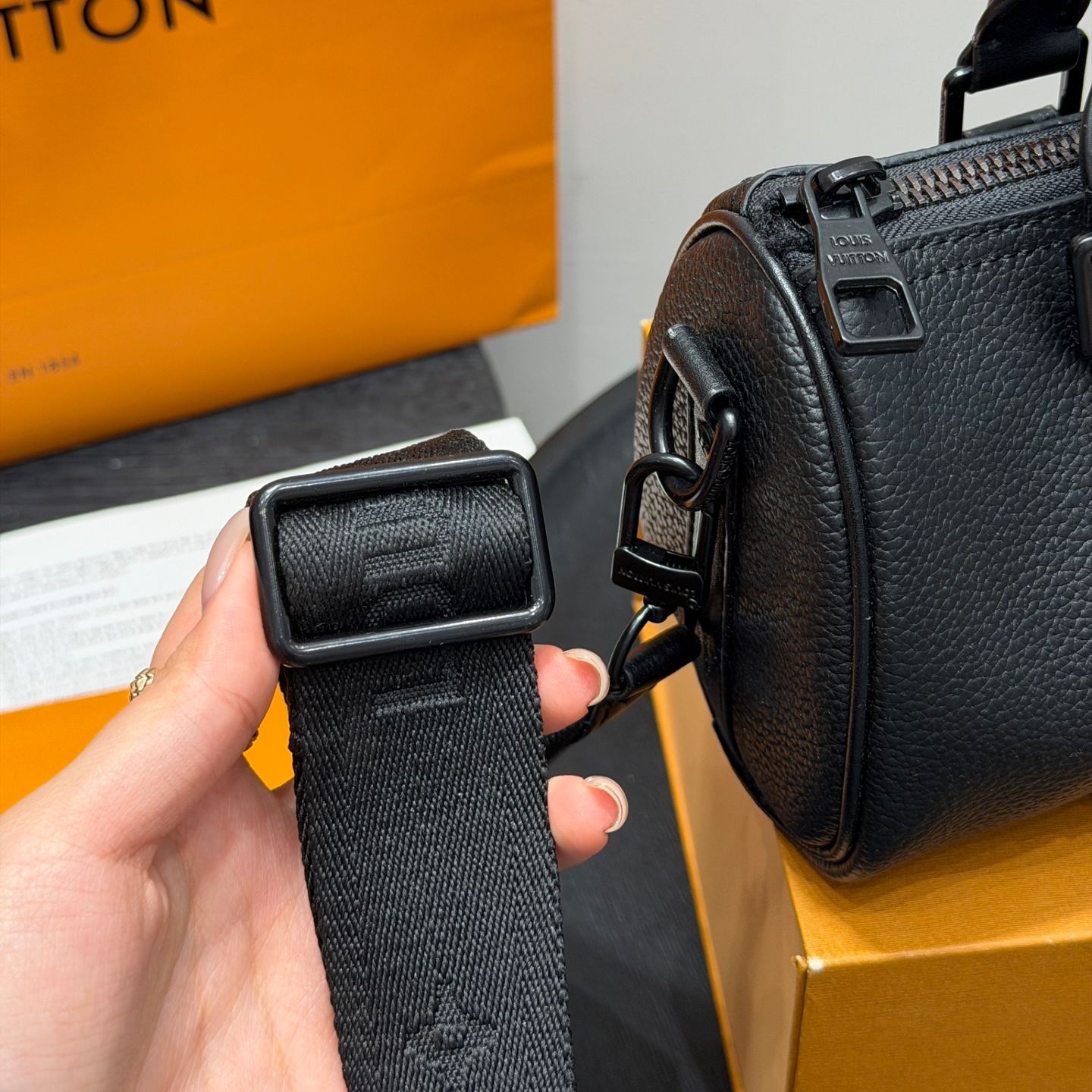 【 Louis Vuitton 】LV黒花Keepall25ピロー百搭で超クール、収納も◎。背負ってみれば、あなたが主役。