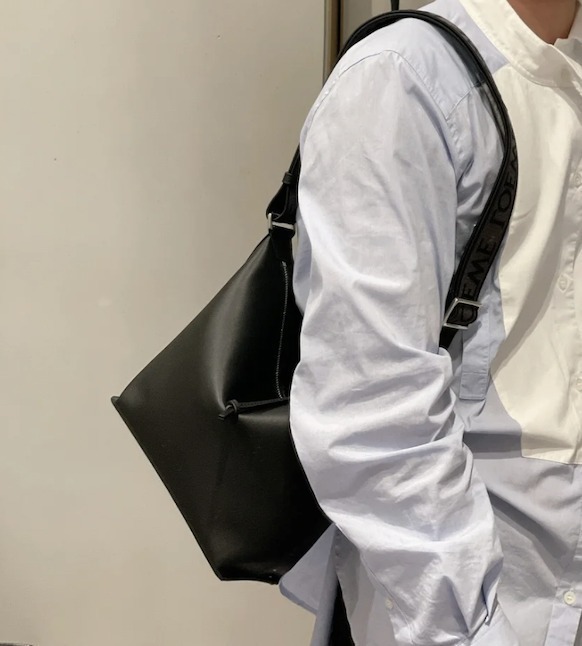 【現地顧客価格！】LOEWEキュービショルダーバック