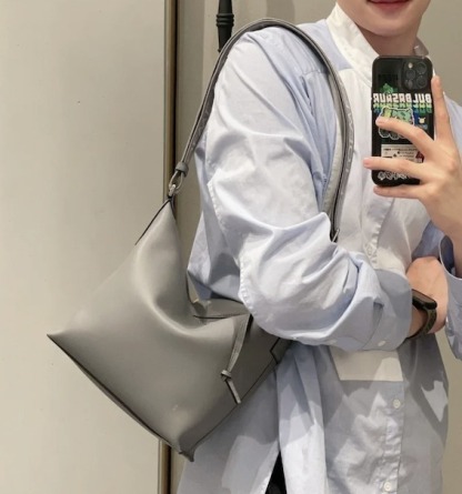 【現地顧客価格！】LOEWEキュービショルダーバック