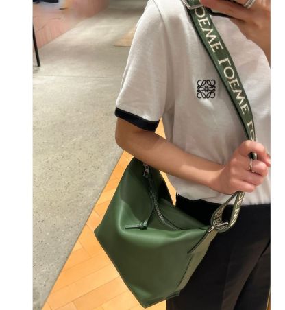 【現地顧客価格！】LOEWEキュービショルダーバック