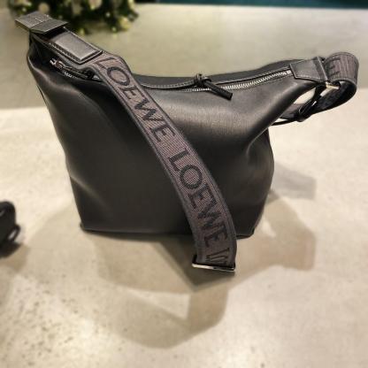【現地顧客価格！】LOEWEキュービショルダーバック