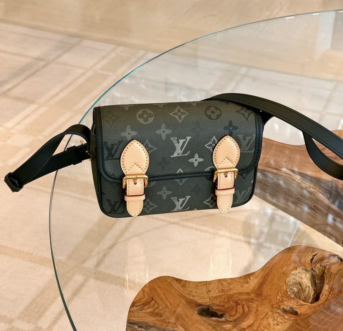国内発【 Louis Vuitton 】サッチェル・ウェアラブル ウォレット