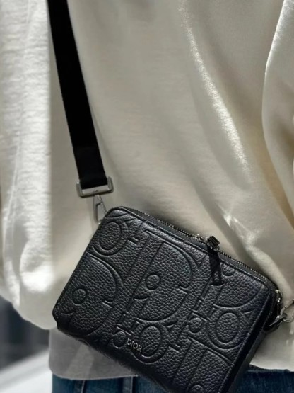 丁度良いお洒落サイズ★【 Dior 】ストラップ付き ジップポーチ