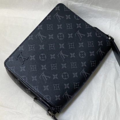 クールでエレガント★【ルイヴィトン】ディストリクト PM NV3