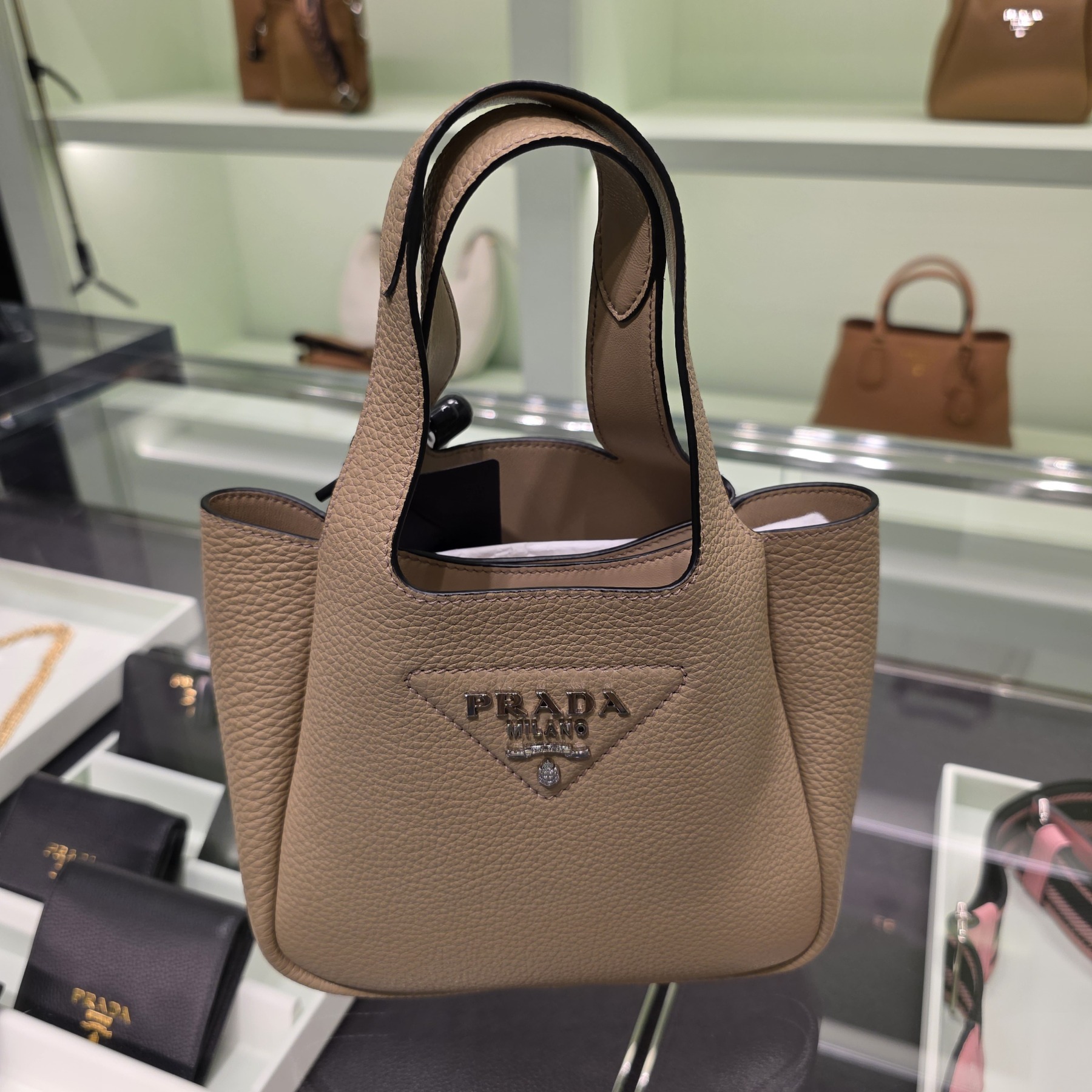 100%直営店買付!【PRADA】レザーミニハンドバック 1BA349 2DKV