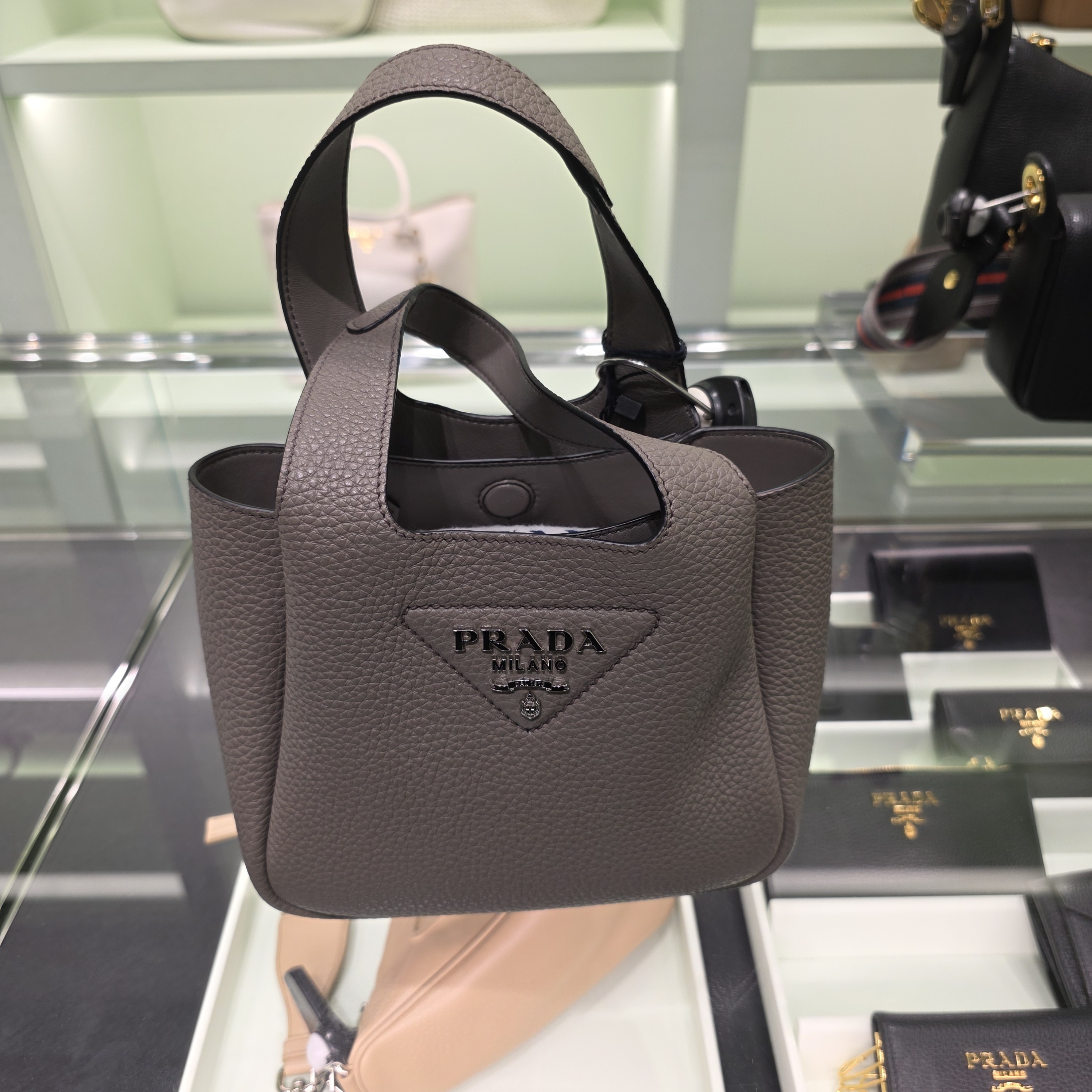 100%直営店買付!【PRADA】レザーミニハンドバック 1BA349 2DKV