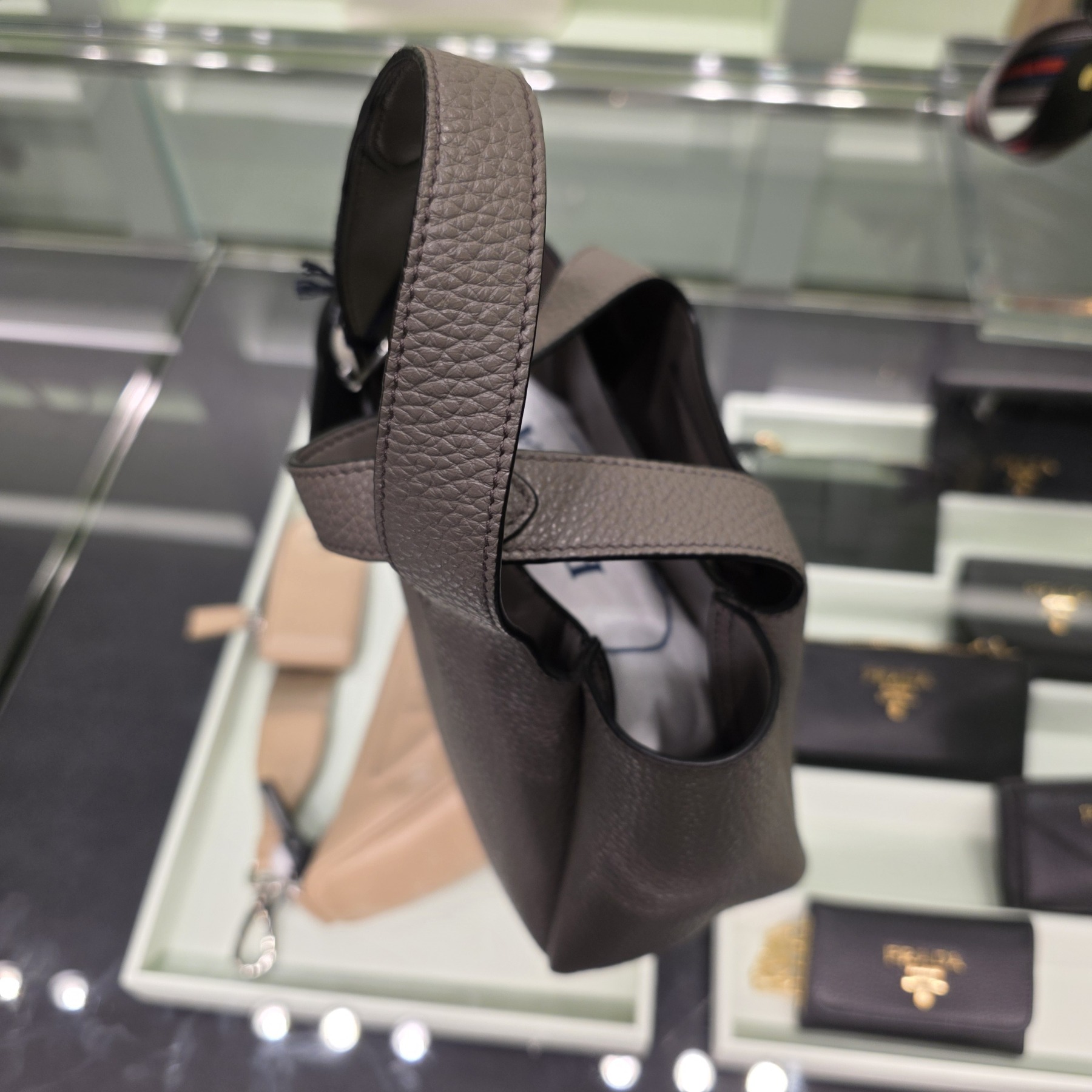 100%直営店買付!【PRADA】レザーミニハンドバック 1BA349 2DKV