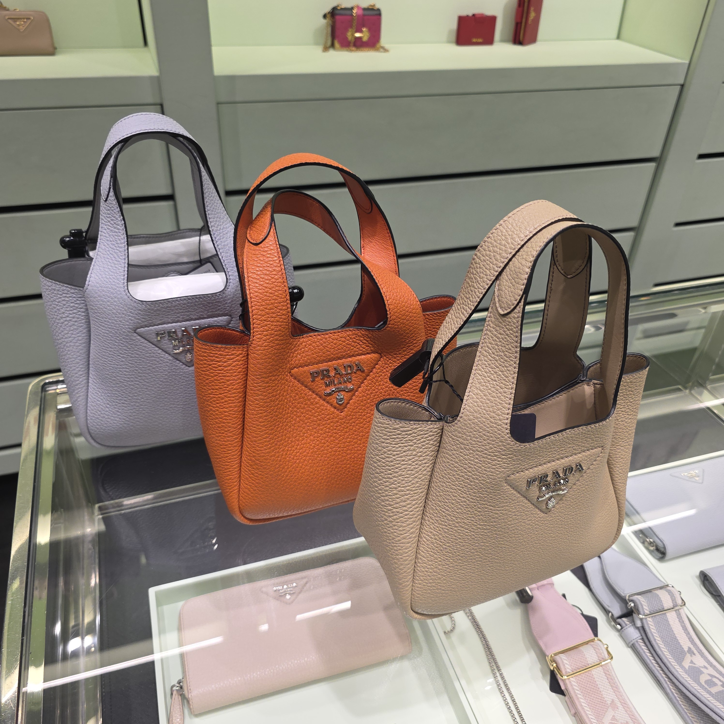 100%直営店買付!【PRADA】レザーミニハンドバック 1BA349 2DKV