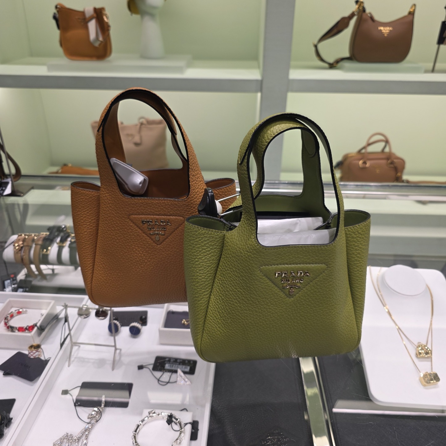100%直営店買付!【PRADA】レザーミニハンドバック 1BA349 2DKV