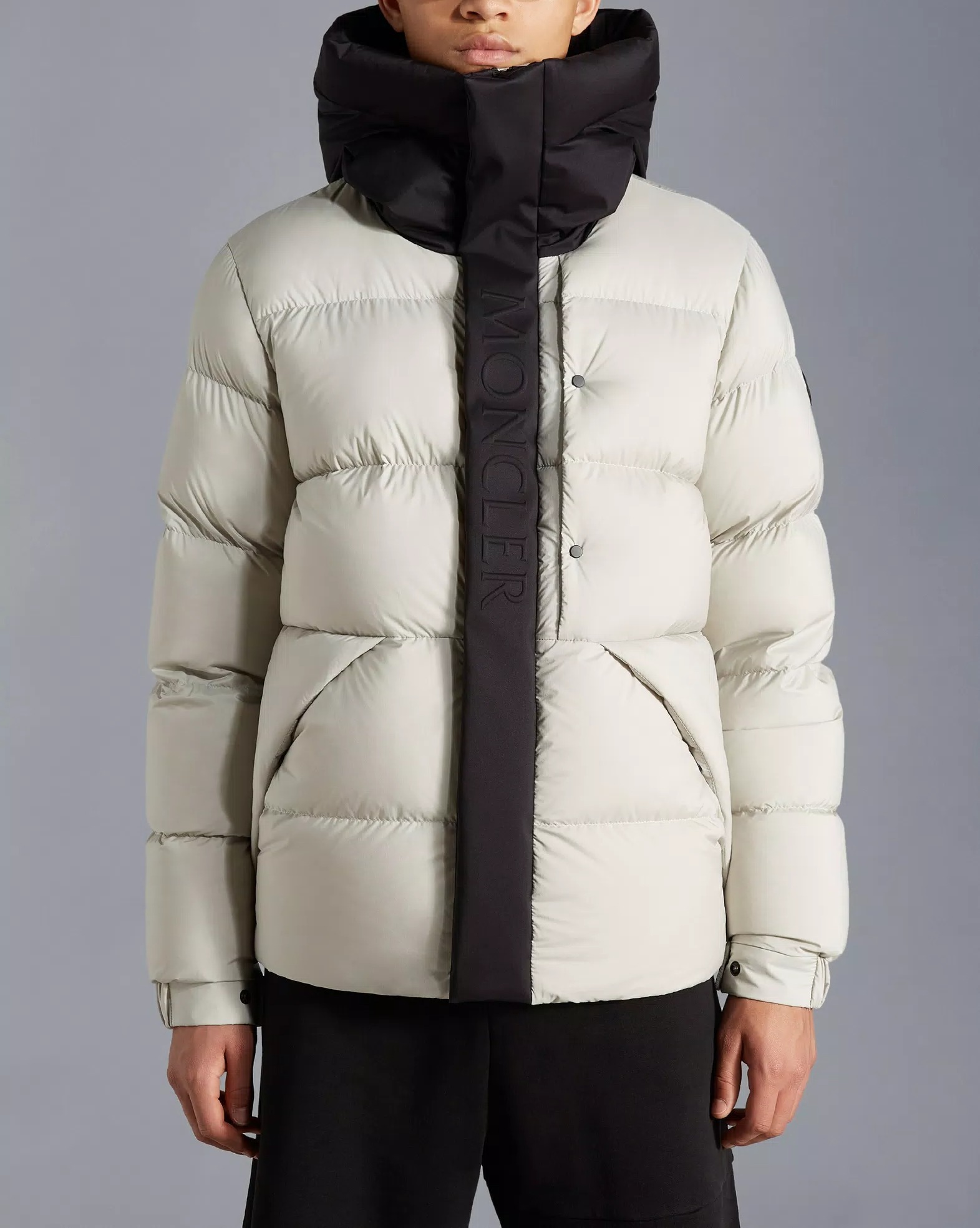 【MONCLER】Madeira フロントロゴ ショート ダウンジャケット