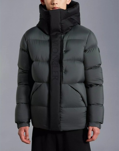 【MONCLER】Madeira フロントロゴ ショート ダウンジャケット