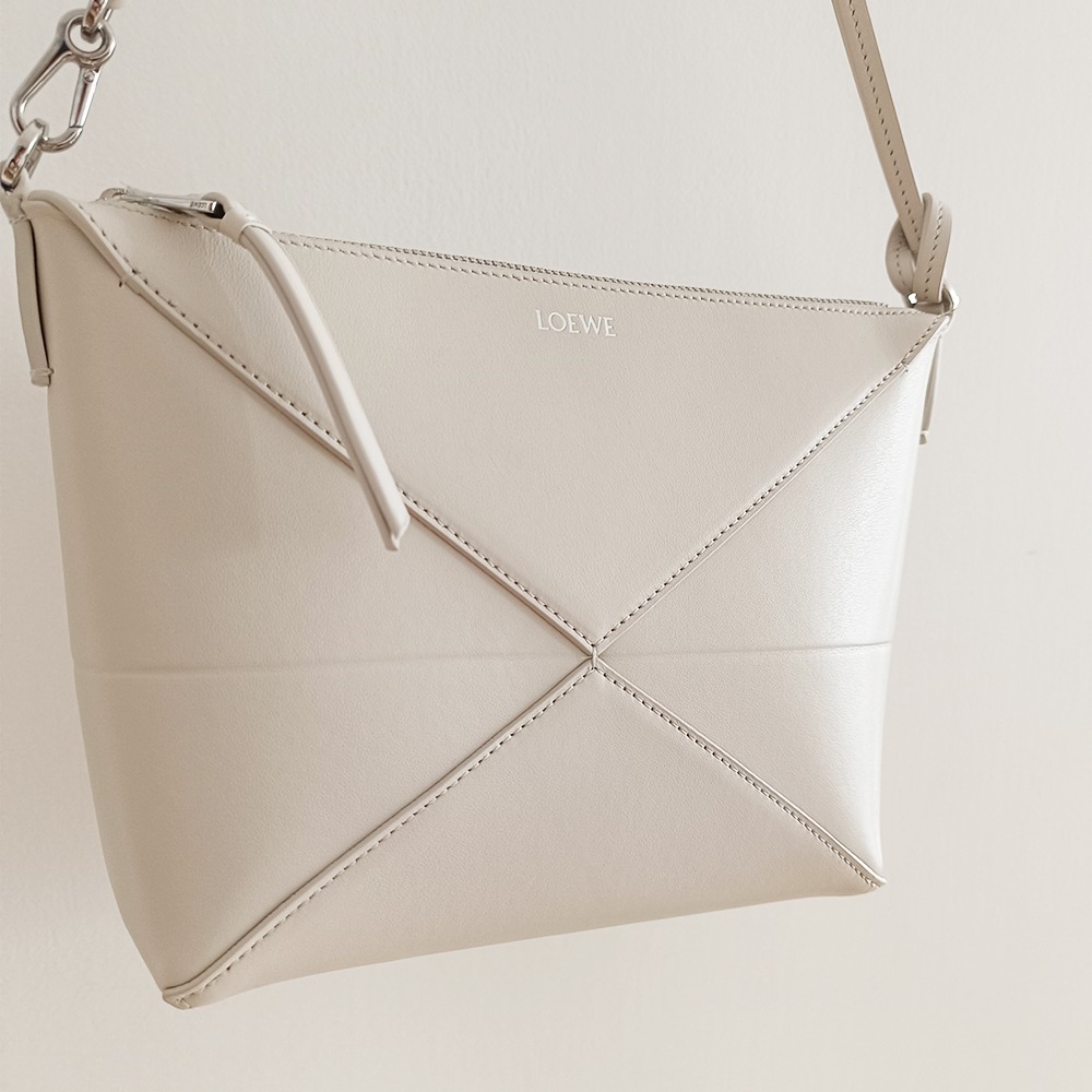 LOEWE パズルフォルド ポーチ（シャイニーナパカーフ）